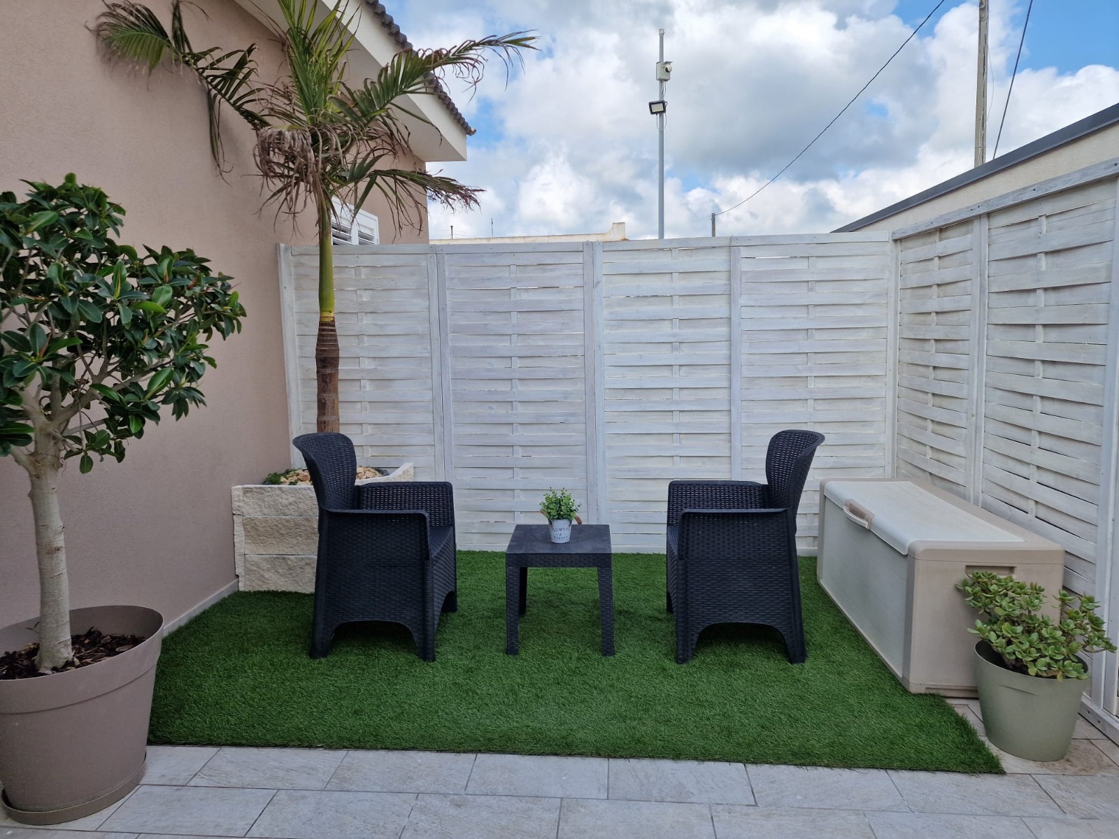 Area relax esterna con poltrone