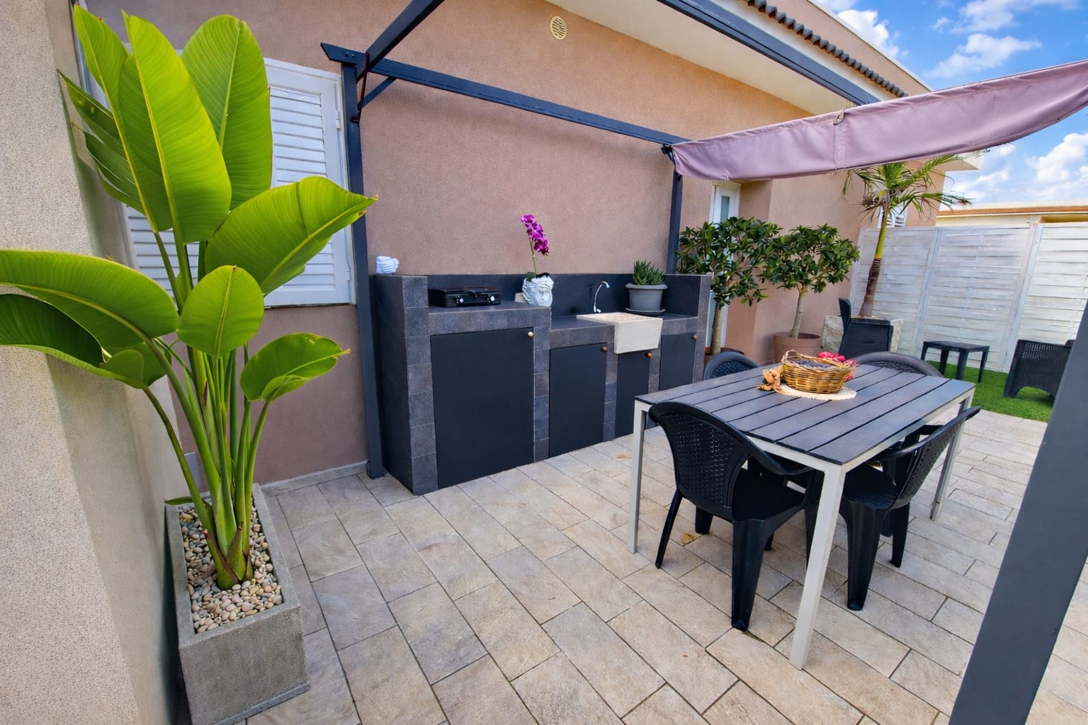 Veranda con cucina esterna e tavolo